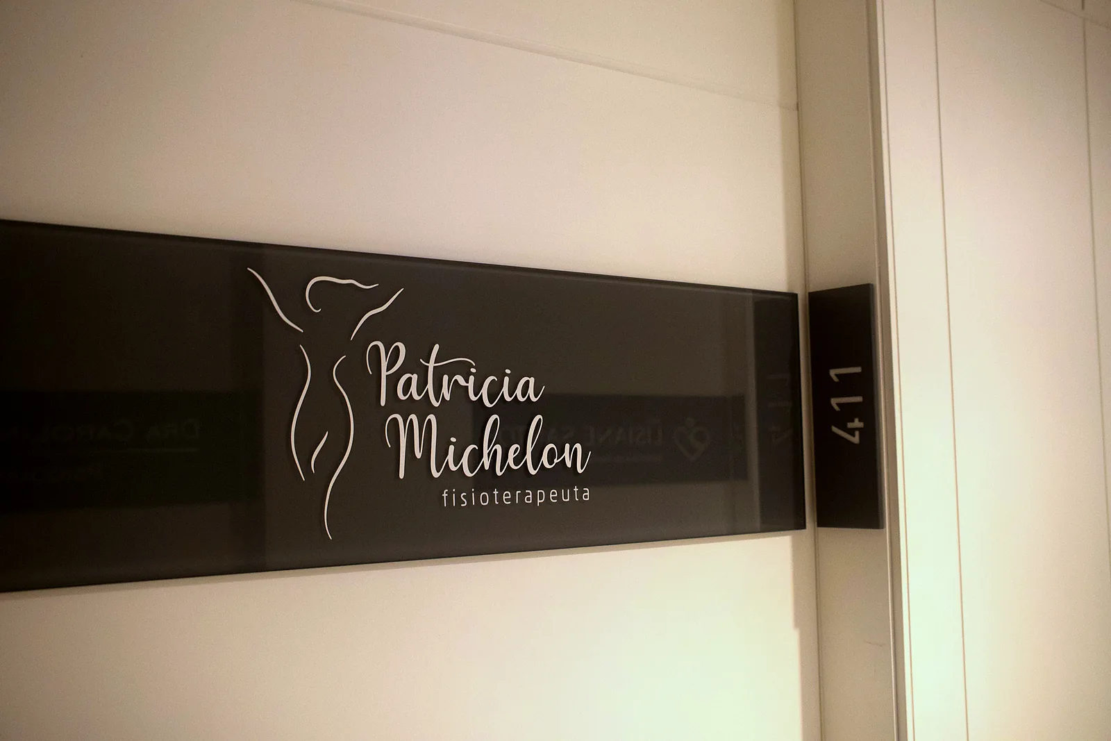 Entrada da sala 411 com a placa Patricia Michelon Dermatofuncional.